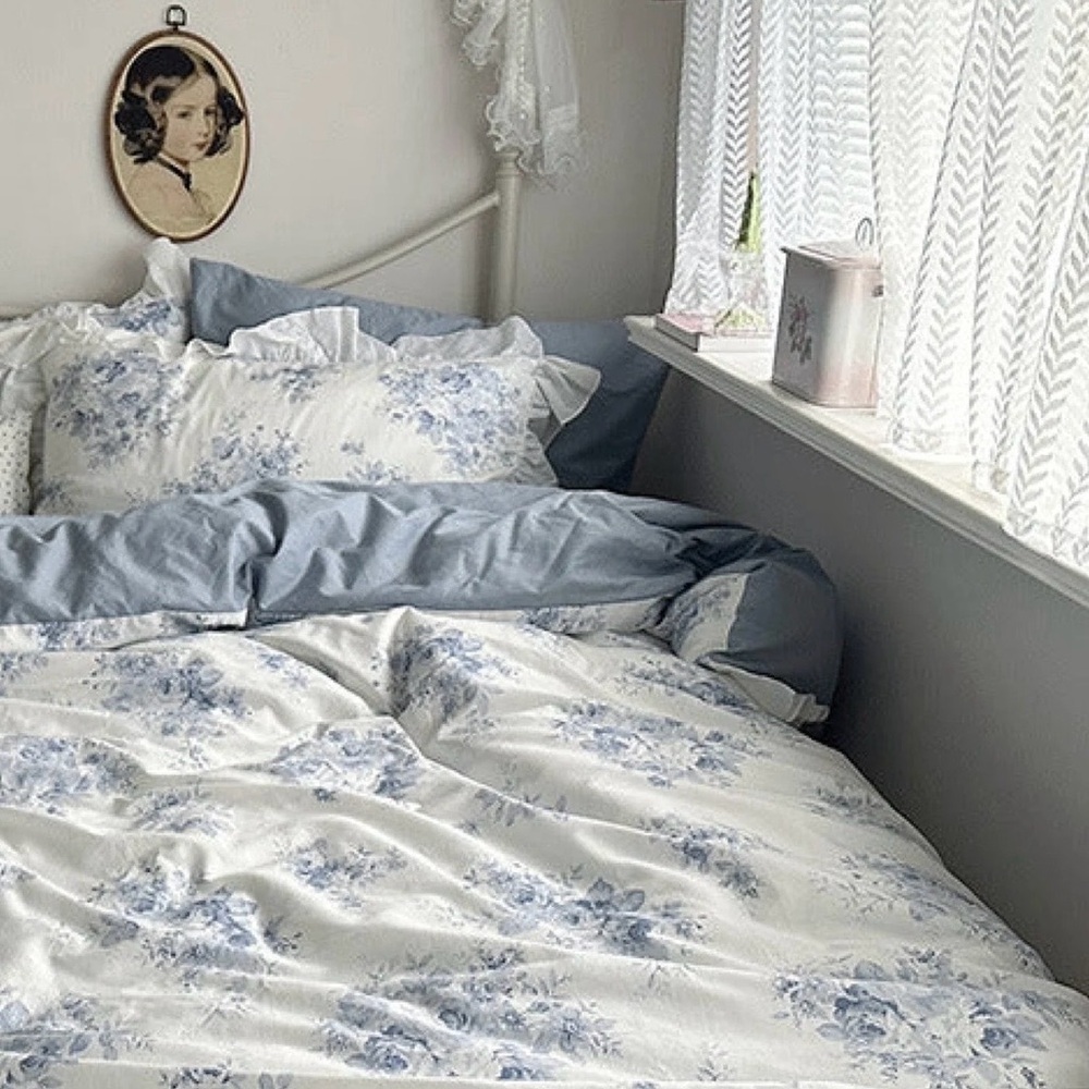 Ever Lasting Fabrics Blue and White Floral Duvet Cover Set